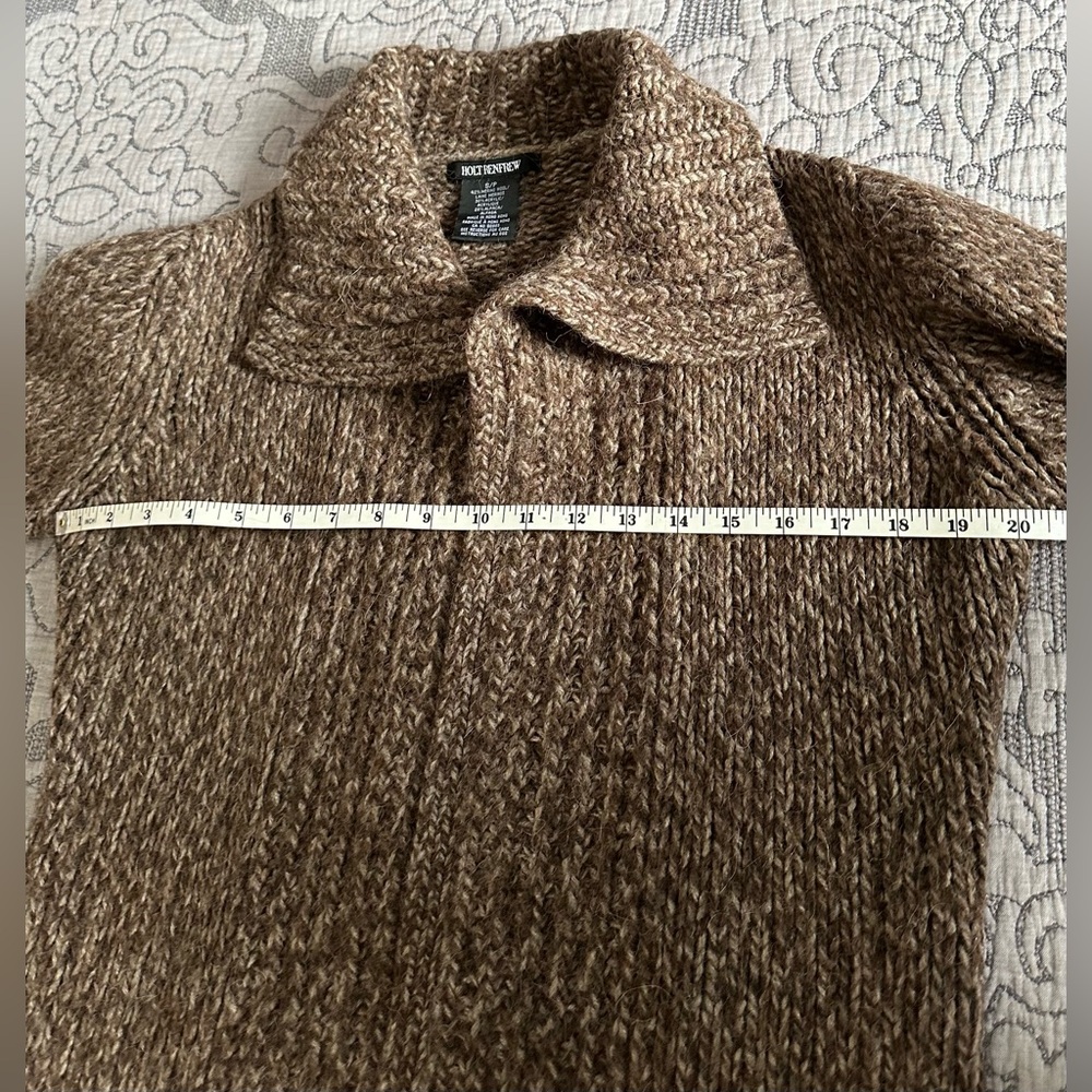 Elegant Holt Renfrew Wool-Blend Luxury Knit Cardigan - Picture 8 of 9